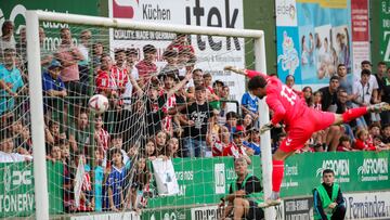 SESTAO (BIZKAIA), 01/08/2024.- El portero del Eibar Jon Mikel Magunagoitia no consigue evitar detener el disparo del nuevo fichaje del Athletic, el delantero Álvaro Djaló, durante un encuentro amistoso de pretemporada ante el Eibar disputado este jueves en el estadio de Las Llanas. EFE/ Luis Tejido