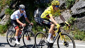 HAUTACAM, FRANCE - JULY 21: (L-R) Tadej Pogacar of Slovenia and UAE Team Emirates - White Best Young Rider Jersey and Jonas Vingegaard Rasmussen of Denmark and Team Jumbo - Visma - Yellow Leader Jersey compete in the breakaway during the 109th Tour de France 2022, Stage 18 a 143,2km stage from Lourdes to Hautacam 1520m / #TDF2022 / #WorldTour / on July 21, 2022 in Hautacam, France. (Photo by Tim de Waele/Getty Images)