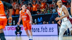 Alina Iagupova celebra una canasta del Valencia Basket.