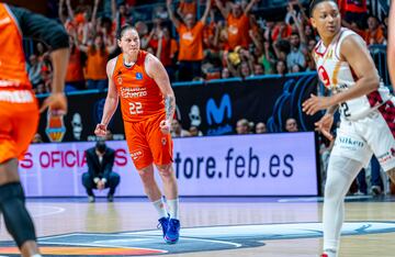 Alina Iagupova celebra una canasta del Valencia Basket.