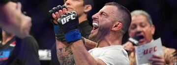 Alexander Volkanovski celebra su victoria sobre Max Holloway.