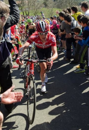 Numerosos ciclistas han tenido que desmotar hoy en el Alto de La Antigua, en la localidad guipuzcoana de Zumarraga, durante la tercera etapa de la 55 edición de la Vuelta al País Vasco.