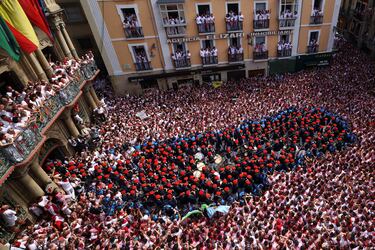 La banda municipal de música "Pamplonesa" actúa durante el "Chupinazo" que marca el inicio oficial de las Fiestas de San Fermín en la Plaza Consistorial, frente al Ayuntamiento de Pamplona.