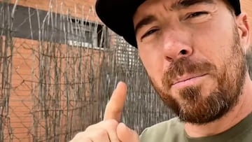 Willy Foxx levantando el dedo en señal de denuncia