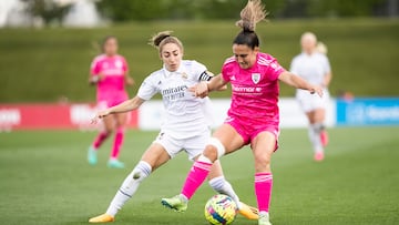 Olga Carmona, del Real Madrid, disputa un balón con Itzi, del Madrid CFF, en un partido de la Liga F.