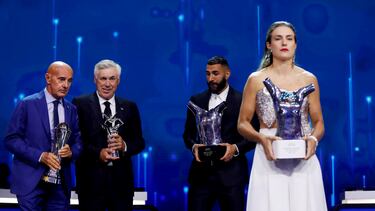 Soccer Football - 2021/22 UEFA Player and Coach of the Year Awards - Halic Congress Center, Istanbul, Turkey - August 25, 2022 Real Madrid's Karim Benzema poses with the men's player of the year award, the women's player of the year award winner FC Barcelona's Alexia Putellas, the UEFA president award winner former AC Milan coach Arrigo Sacchi and the men's coach of the year award winner Real Madrid coach Carlo Ancelotti REUTERS/Murad Sezer