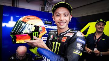 Rossi vuelve a recurrir a la bandera italiana para su casco