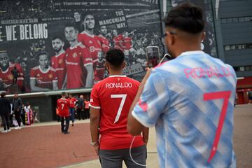 Aficionados del Manchester United vistiendo las camisetas del ídolo portugués.