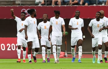 Los jugadores de Costa de Marfil celebrando el primer gol del partido 