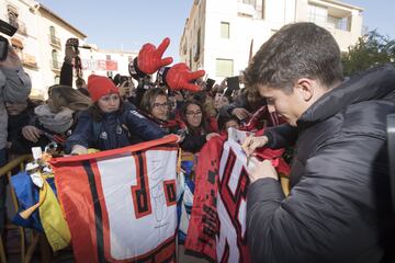 Baño de masas en la entrada al Ayuntamiento de Cervera.

