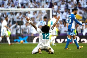 El defensa brasileño del Real Madrid, Marcelo Vieira celebra el cuarto gol del equipo marcado por Luka Modric ante el Deportivo