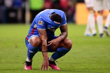 Juan Escobar se tapa la cara con la camiseta después de la derrota contra los Tigres.
