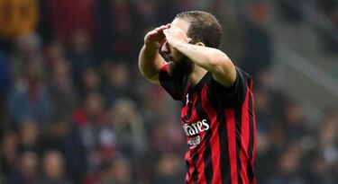 Higuaín handed two game ban for red in Juventus game