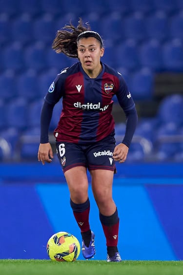 Tras tres años con el Rayo Vallecano en la élite y otros tres en el Levante, la talentosa medio catalana apunta a empezar un nuevo reto a sus 25 años. Siempre ha sido una fija en los equipos en los que ha estado y su juego lo caracteriza el ADN Masia. Según Relevo, está cerca de la Real Sociedad.