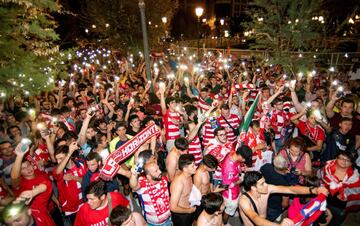 Miles de aficionados del Granada CF celebran en la céntrica Fuente de las Batallas de la capital andaluza el regreso a Primera.