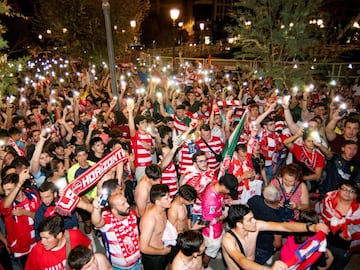 Miles de aficionados del Granada CF celebran en la céntrica Fuente de las Batallas de la capital andaluza el regreso a Primera.