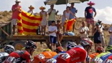 <b>CALOR. </b>Los ciclistas y los aficionados volvieron a sufrir temperaturas de cuarenta grados durante una etapa que transcurrió por terrenos mayoritariamente áridos.