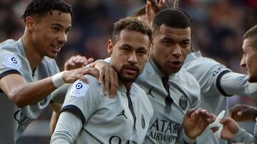 Paris Saint-Germain's Brazilian forward Neymar (C) is congratulated by Paris Saint-Germain's French forward Hugo Ekitike (L) and Paris Saint-Germain's French forward Kylian Mbappe after scoring his team's first goal during the French L1 football match between FC Lorient and Paris Saint Germain (PSG) at Stade du Moustoir in Lorient, western France on November 6, 2022. (Photo by JEAN-FRANCOIS MONIER / AFP)