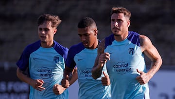 Samuel Lino y el defensa uruguayo Jos¨¦ Mar¨ªa Gim¨¦nez.