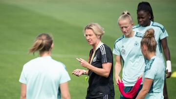 Martina Voss-Tecklenburg en un entrenamiento previo al partido