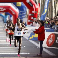 Chumo y Bekere ganan la concurrida media de Barcelona