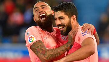 Vidal se abraza a Luis Su&aacute;rez.