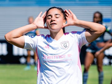 Bárbara López celebra su gol al Espanyol llevándose las manos a la cabeza. Con el gesto, recuerda lo mal que lo pasó la temporada pasada y 'recuerda' que ya está de vuelta.