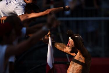 Un jugador del equipo blanco celebra la victoria de su equipo
