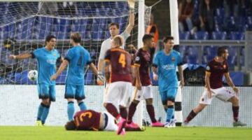 0-1. Luis Suárez celebró el primer tanto con sus compañeros.