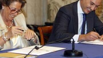 <b>FIRMA FELIZ. </b>Tanto Rita Barberá como Quico Catalán se mostraron muy satisfechos después de rubricar el convenio.