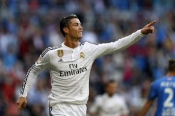 El delantero del Real Madrid, Cristiano Ronaldo, celebra uno de los goles durante el encuentro correspondiente a la última jornada de Liga frente al Getafe, disputado en el estadio Santiago Bernabéu en Madrid. 