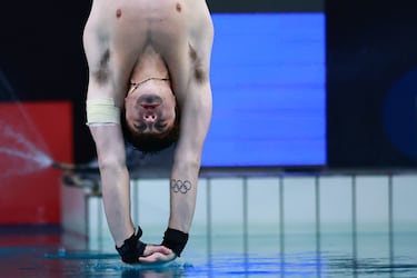 La Copa Mundial de saltos acuáticos se ha celebrado en el Centro Code Metropolitano de Guadalajara (México). Allí se reunieron los mejores clavadistas del mundo, como el italiano Riccardo Giovannini, a quien vemos en el momento de entrar en el agua, con un vendaje en un brazo y un tatuaje de los aros olímpicos en el otro, en la final de plataforma de 10 m masculina.