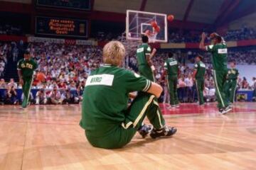 Entrenamiento de los Celtics en el Palacio de los Deportes. En la imagen Larry Bird de espaldas.