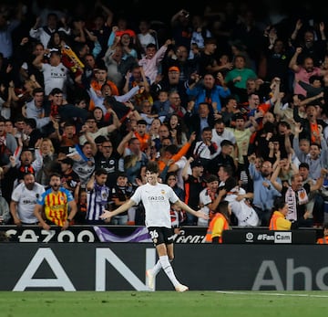 Javi Guerra marca su primer gol con la camiseta del Valencia.