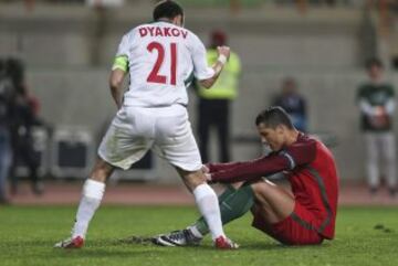 Cristiano Ronaldo se lamenta tras fallar un penalti. Svetoslav Dyakov lo celebra.