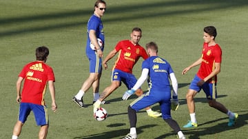 Piqué y S. Roberto, ausentes en el primer entreno de Lopetegui