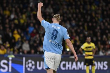 Manchester City's Norwegian striker #09 Erling Haaland celebrates 