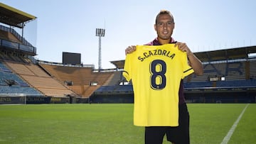 Santi Cazorla posa con el dorsal 8 que lucirá en la 2019-2020.