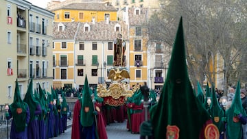 El paso de San Juan Apóstol Evangelista durante la procesión del Calvario el Viernes Santo en Cuenca, a 6 de abril de 2023, en Cuenca, Castilla-La Mancha (España). La procesión comienza a las 05:30 horas desde la Iglesia Parroquial de El Salvador con ‘Las Turbas’, clarines y tambores que esperan al Nazareno para iniciar su camino hacia la Crucifixión. Tras él Nazareno, sale la Venerable Hermandad de San Juan Apóstol Evangelista y la Hermandad de Nuestra Señorial de La Soledad de San Agustín que cierra el cortejo procesional. Durante el día salen otras procesiones que forman parte de la Semana Santa conquense, declarada de Interés Turístico Internacional.
07 ABRIL 2023;SEMANA SANTA;PROCESIONES;CALVARIO;PASIÓN;RELIGIÓN;SOCIEDAD;CATÓLICA;CATOLICISMO;CRISTIANO;CRISTIANISMO
Lola Pineda / Europa Press
07/04/2023