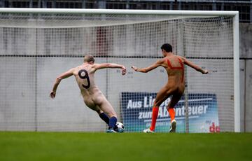 Un grupo de jugadores aficionados disputan un partido desnudos en Wuppertal, Alemania, como protesta por lo que dicen que es una creciente comercialización del fútbol profesional.