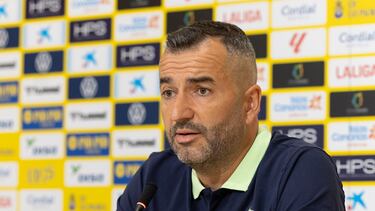 GRAFCAN7908. LAS PALMAS DE GRAN CANARIA, 22/11/2024.- El entrenador de la UD Las Palmas, Diego Martínez, durante la rueda de prensa en la que ha manifestado que afrontarán este sábado en el estadio de Gran Canaria un partido "muy difícil" ante el Real Mallorca, al que considera un rival "incómodo" y que tiene entre sus principales virtudes la de ser un equipo "muy fuerte en las áreas, con un balón parado imponente". EFE/Quique Curbelo