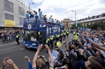 WOL021 LONDRES (REINO UNIDO) 25/05/2015.- Jugadores del Chelsea celebran la victoria de su equipo en la Premier League a bordo de un autobús que recorrió las calles de Londres (Reino Unido) hoy, lunes 25 de mayo de 2015. EFE/Will Oliver