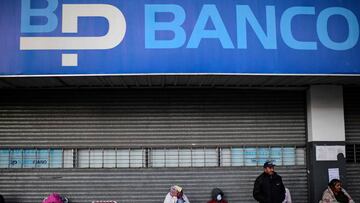 People line up outside a bank in the municipality of Jose C Paz, province of Buenos Aires, on April 4, 2020 during the lockdown in Argentina to slow the spread of the novel coronavirus COVID-19. - Long queues of retirees and social security beneficiaries lined up on Saturday again in front of banks in Argentina, on the second day of exclusive public attention since the mandatory social isolation was decreed on March 20 due to the new coronavirus. (Photo by Ronaldo SCHEMIDT / AFP)