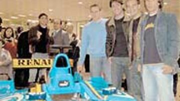 <b>CON EL SUPER RENAULT</B>. Los jugadores del Zaragoza Cuartero, Yordi, Ferrón y Ponzio (en la imagen, de izquierda a derecha) estuvieron ayer más cerca que nunca del monoplaza que ha empezado a utilizar Fernando Alonso en el Mundial de F1.