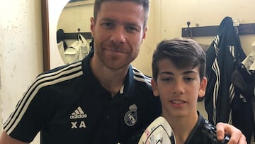 Alonso Bragado junto a Xabi Alonso.