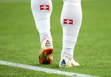 Xherdan Shaqiri con las bnaderas de Suiza y Kosovo en sus botas.