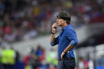 Joachim Löw observa el partido.