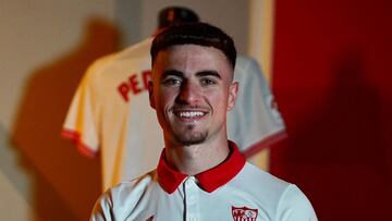 Pedrosa posa con la nueva camiseta del Sevilla.