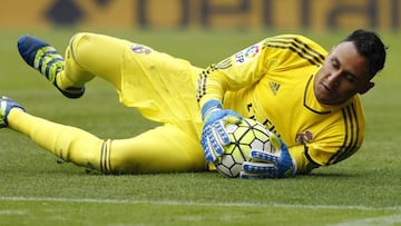 Keylor Navas getting down low to smother the ball