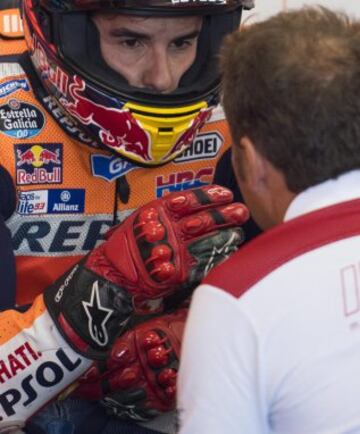 Marc Márquez habla con uno de sus mecánicos